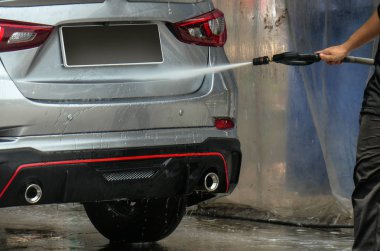 Yüksek Basınçlı Su kullanarak araba yıkama., Konsepti kapatın