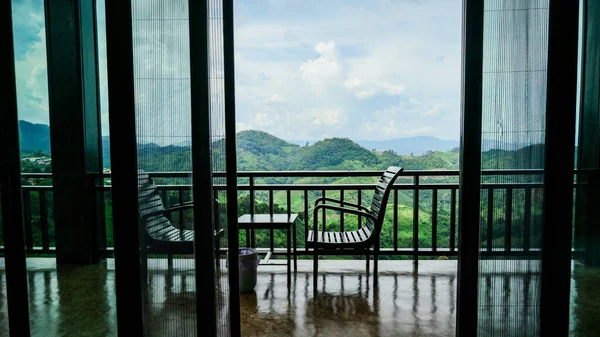 Chaises Pour Détendre Regarder Les Montagnes Surplombant Fenêtre Balcon Avec — Photo