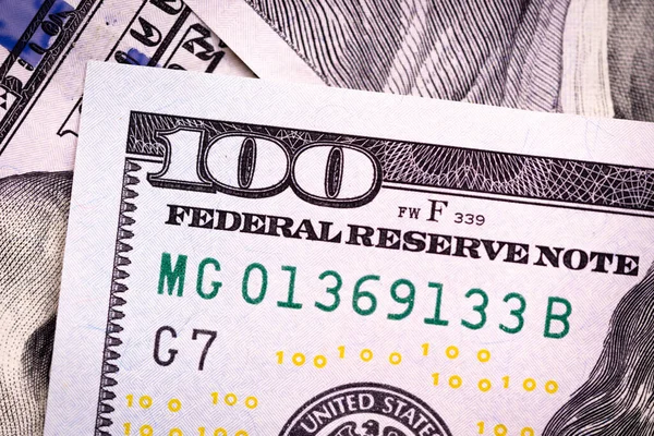 Fragmento de billete de 100 dólares. Primer plano de la moneda estadounidense. Macro tiro. — Foto de Stock