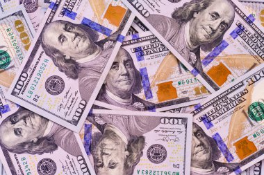 Yüz dolar. Benjamin Franklin. Amerikan doları arka planı.