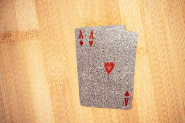 Ασημένιες ανάγλυφες κάρτες παιχνιδιού στο φόντο μπαμπού. — Φωτογραφία Αρχείου