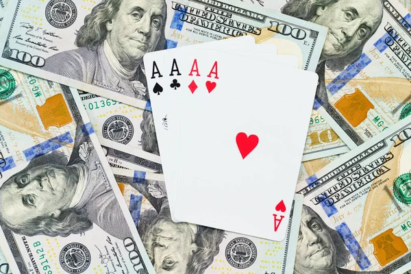 Παίζοντας χαρτιά σε δολάρια ΗΠΑ φόντο. Μακρό. — Φωτογραφία Αρχείου
