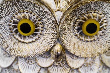 Baykuşun polystone reçine heykeli. Makro görüntüyü kapat