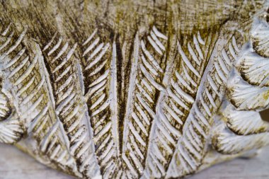 Baykuş tüylerinin polystone reçine heykeli. Makro görüntüyü kapat .