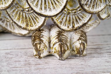 Baykuş tüylerinin polystone reçine heykeli. Makro görüntüyü kapat .