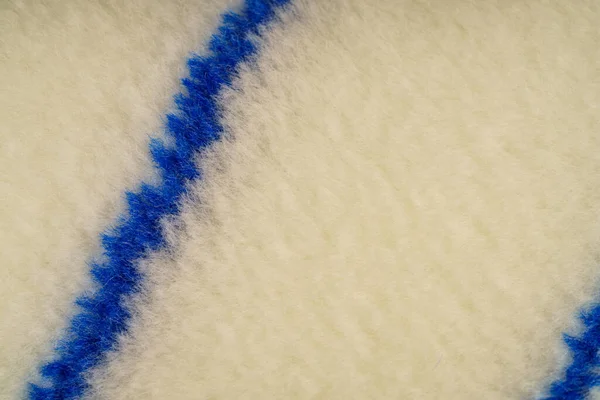 Új pamutfesték görgő bolyhos, pamut textúra és kék vonalak. Közelről.. — Stock Fotó