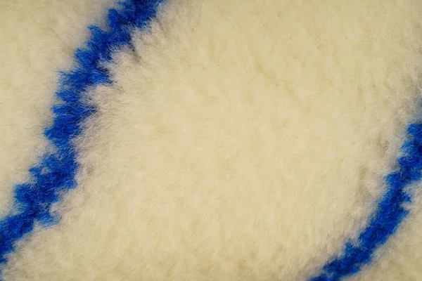 Новый валик из хлопка с пушистой, хлопчатобумажной текстурой и синими линиями. Закрыть. — стоковое фото