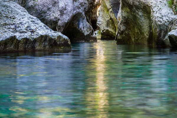 平静的河流，洁白的岩石间清澈的水. — 图库照片