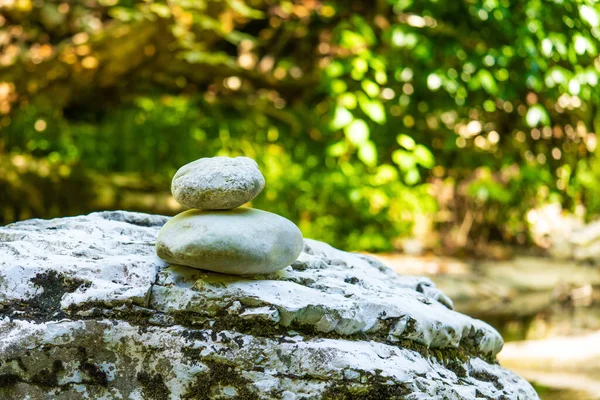 Close Up de duas pedras equilibradas uma sobre a outra no ensolarado para — Fotografia de Stock