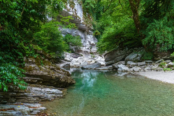 平静的河流，洁白的岩石之间清澈的水。绿色森林 — 图库照片
