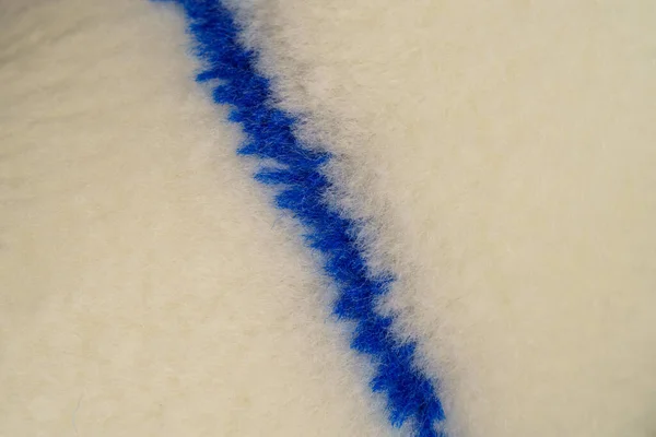 Novo rolo de tinta de algodão com textura macia, algodão e linhas azuis. Fechar. — Fotografia de Stock
