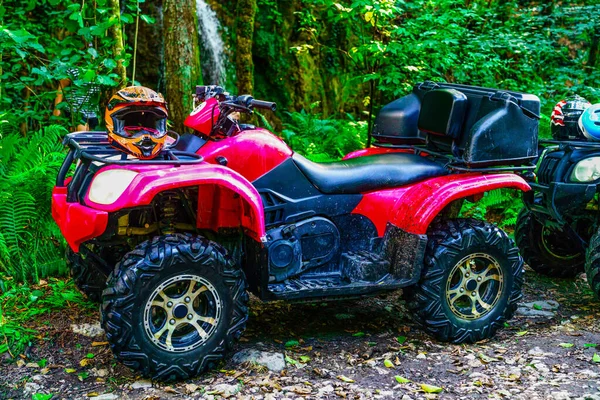 Quad bike with mud in the forest road. — Stock Photo, Image