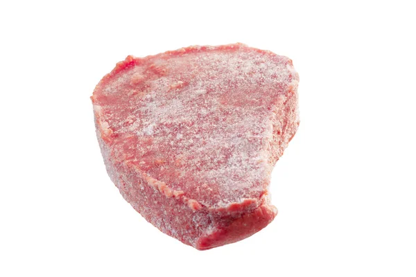 Schnitzel di maiale congelato crudo isolato su sfondo bianco.Primo piano — Foto Stock