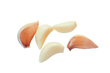 Beyaz arka planda izole edilmiş taze sarımsaklı karanfil koleksiyonu.