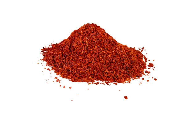 Haufen getrockneter, zerkleinerter Paprika, isoliert auf weißem Hintergrund — Stockfoto