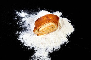 Lezzetli ev yapımı taze kurabiye ve un üzerinde tatlı dolma.