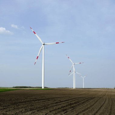 Rüzgar Türbini Rüzgar Kinetik enerjisini elektrik, Alibunar, Banat, Sırbistan alanlarında dönüştürür bir cihazdır.