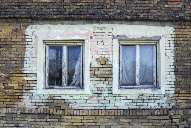 Dobrica, Banat eski bir evde duvarda iki pencere