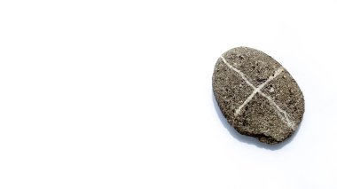 Taş üzerinde izole beyaz x işaretiyle