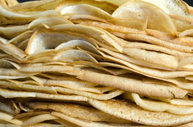 Taze krep katmanları yakın çekim. Krep çok ince bir krep türüdür. Krep genellikle iki çeşittir: tatlı krepler ve baharatlı galetler. Bir yığın krep..