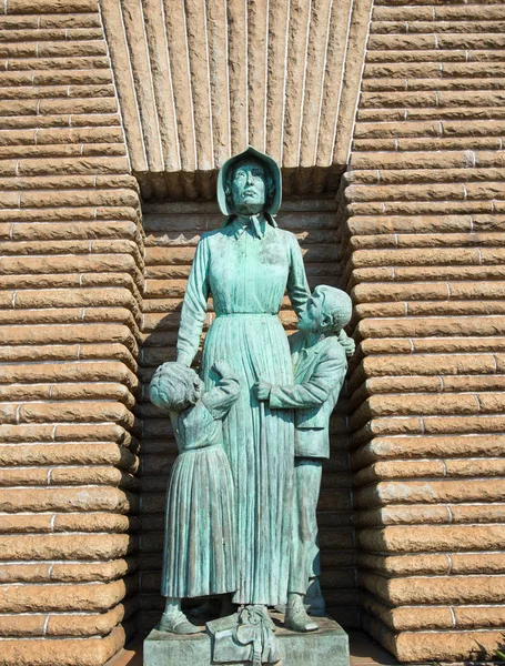Een Standbeeld Ter Herdenking Van Het Lijden Van Vrouwen Kinderen Rechtenvrije Stockfoto's