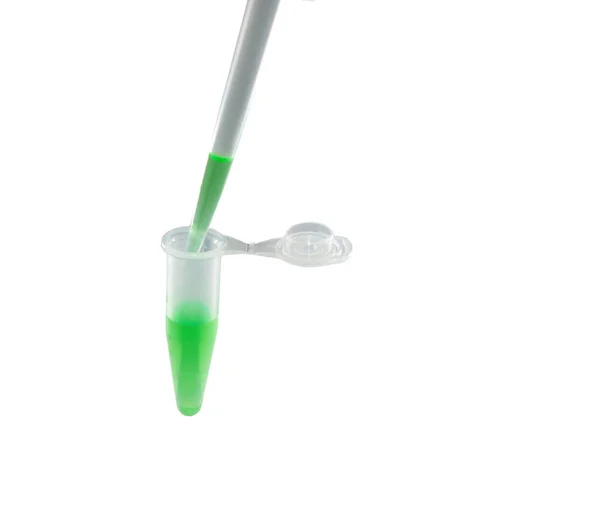 Ein Reagenzglas Aus Dem Eine Grüne Flüssigkeit Pipettiert Wird Isoliert — Stockfoto
