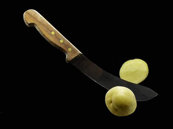 Eskimiş Bir Bıçak Siyah Arka Planda Taze Bir Patatesi Ikiye — Stok fotoğraf