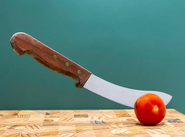 Klasyczny Nóż Przecinający Dojrzałego Pomidora Pół Desce Krojenia — Zdjęcie stockowe