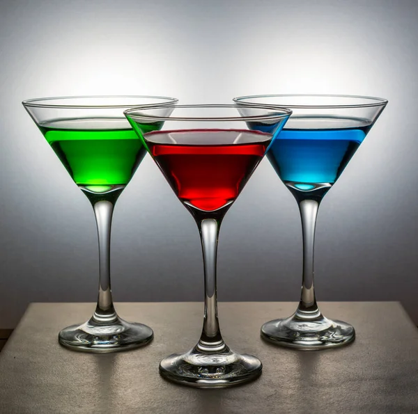 Cocktail Rossi Verdi Blu Bicchieri Martini — Foto Stock