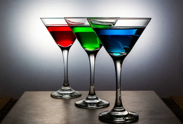 Tři Martini Brýle Abstraktně Osvětlené Zezadu — Stock fotografie