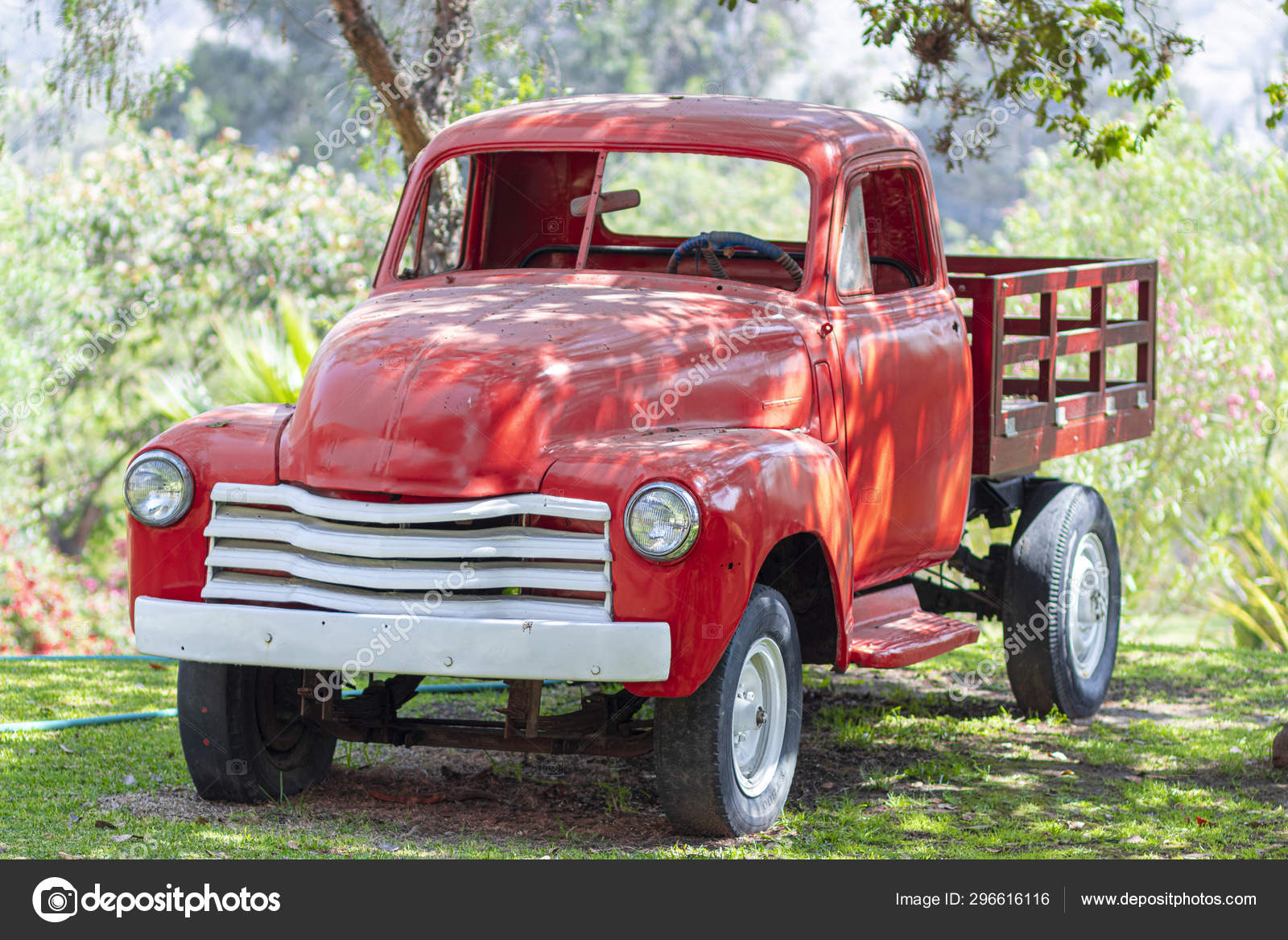 Caminhao Velho Da Carga Na Exploracao Agricola Stock Photo C Eagg13 296616116