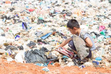 Çocuklar yoksulluk, kirliliği kavramı ve çevre, Dünya Çevre Günü nedeniyle satmaya devam etmek önemsiz