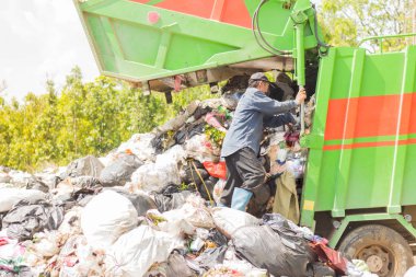 İnsanlar çöpten araba, kirliliği kavramı ve çevre, dünya çevre günü alıyor