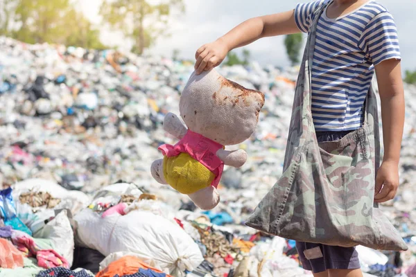 Niños Pobres Recogen Muñecas Viejas Vertederos Basura Concepto Contaminación Medio — Foto de Stock