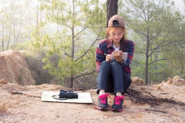 Kadın uzun yürüyüşe çıkan kimse yazma notlar doğal yollar, dağlar, ormanlar. Yazar