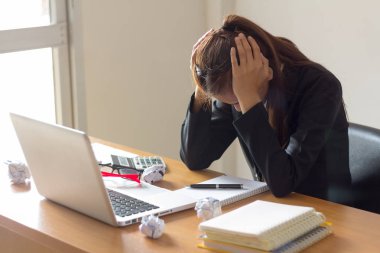 ofiste iş işkadını hissi stres