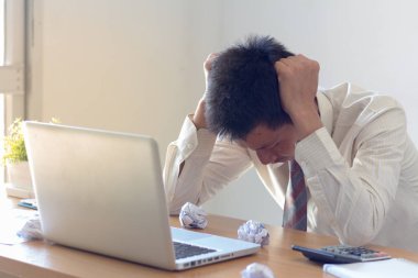  iş adamları iş ofiste stres hissediyor