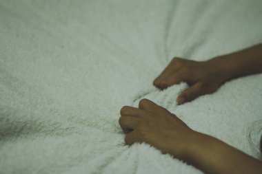 Kızın elini tecavüze uğrayan, anti-ticareti ve durdurma şiddete karşı kadın, Dünya Kadınlar Günü nedeniyle vurguladı