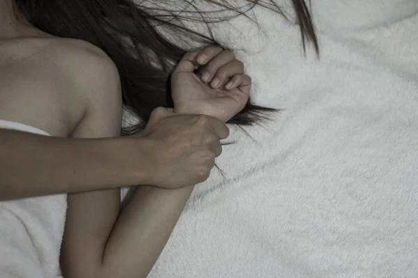 レイプと性的虐待の概念 反人身売買 女性に対する暴力の停止のための女性の手を握って男の手 — ストック写真