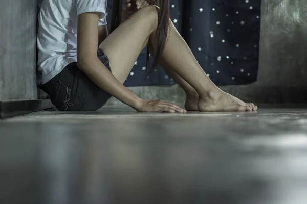 Сумно Дівчина Сидить Кутку Через Сексуального Насильства Боротьби Торгівлею Людьми — стокове фото
