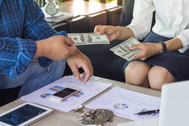 Vererek para - ABD Doları (veya Usd) el, işadamı, yiyicilik, rüşvet, yolsuzluk kavramı alıcı para ver..  