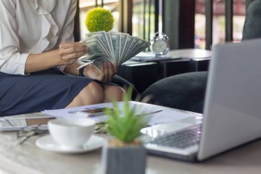 Kadın para, iş kadını çalışma mali müşavir sayma ve para banknot sayma