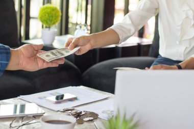 İşadamları yatırımlarından temettü alma ortaklarına, tazminat ödeme.