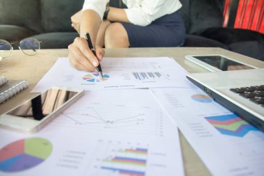 Graph grafiği yatırım, analiz etmek için işaret eden işadamı kalem iş analizi ve Strateji kavramı,