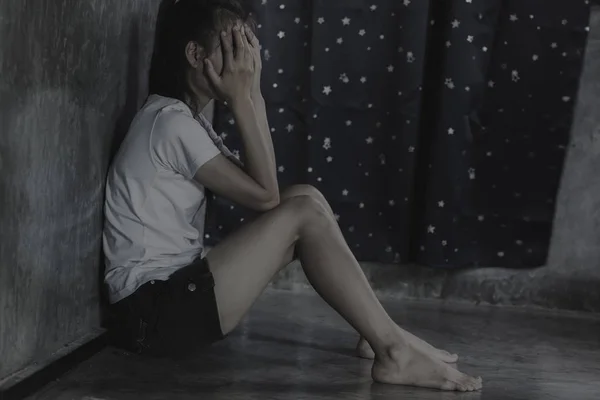 Młode Kobiety Zestresowani Powodu Przemycane Prostytutki Zwalczania Handlu Ludźmi Zatrzymania — Zdjęcie stockowe