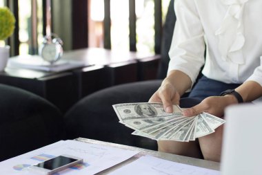 Ofiste Doları Döviz Alım notlar tutarak işkadını