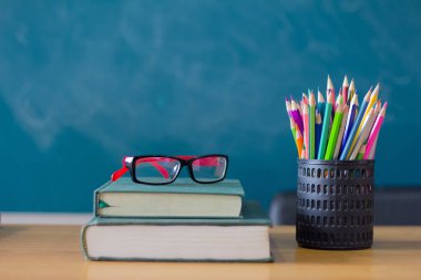 Kitap ve Kırtasiye masanın üzerinde arka plan olduğunu blackboard, eğitim kavramlar