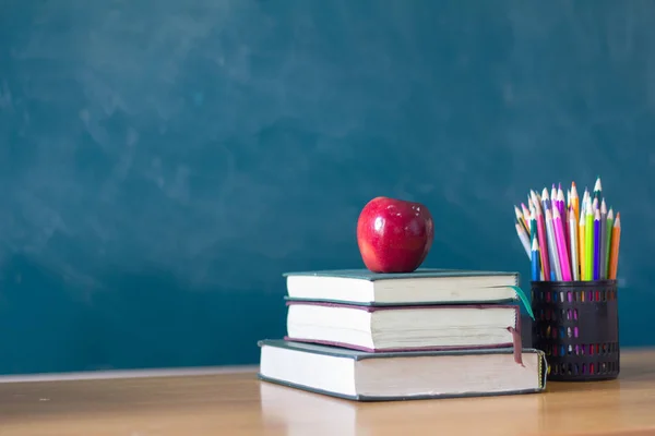 Apple Coloca Livro Estudando Fundo Quadro Negro Conceitos Educacionais — Fotografia de Stock