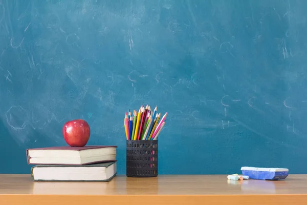 Apple Puts Book Studying Background Blackboard Educational Concepts — Stock Photo, Image