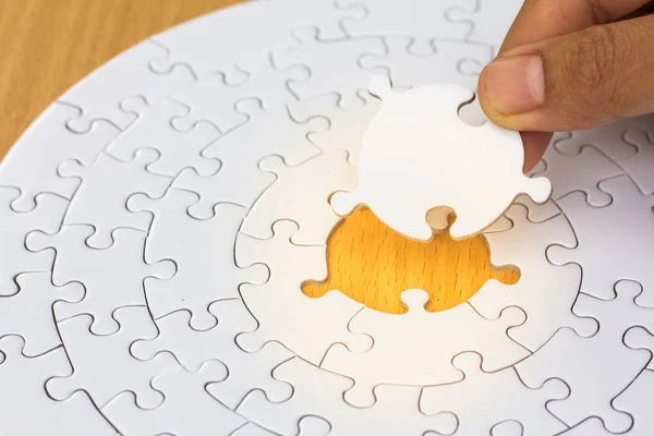 Hände Setzen Das Letzte Puzzleteil Erfolgreiche Geschäftsideen Kreis Der Puzzleteile — Stockfoto